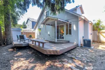 Privacy and shade. Central AC and pass through gate on the right side of the yard.