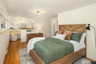 Vanity and separate 3/4 en-suite bath, too.