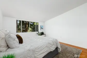 PRIMARY SUITE WITH OVERSIZED WINDOWS