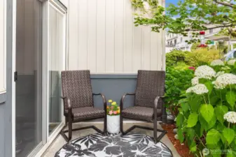 Front patio and garden area to watch the hummingbirds