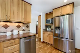 New dishwasher & abundant cabinet & counter space w/ under-counter lighting