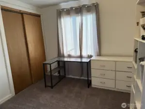 second bedroom with closet