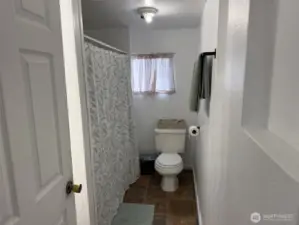 full bathroom tub/shower