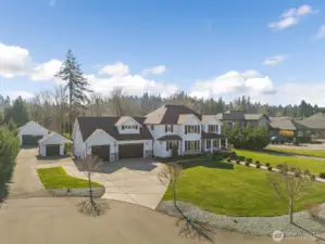 Detached shops for everything you want. Indoor basketball,games,gym,parking,storage - you have it all at your fingertips.