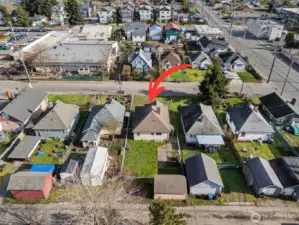 Just look at that backyard! Open, sunny, and simply awesome, it’s the kind of space that instantly makes you start daydreaming about how you’ll enjoy it.