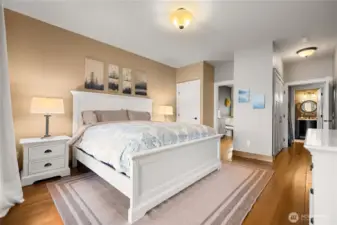 Primary suite w doors to the water