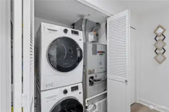 Laundry w/ heatpump dryer