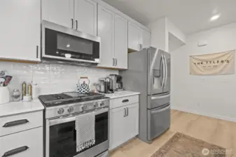 Gas slide-in range for the home chef