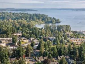 Arrow shows just how close this great townhouse is to the beach and everything Juanita has to offer.