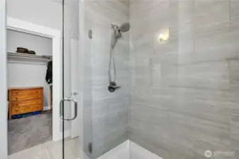 Main floor primary bedroom with en-suite bath and walk-in closet.