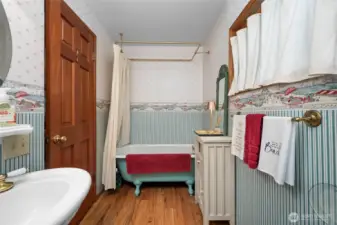 Main level full bath