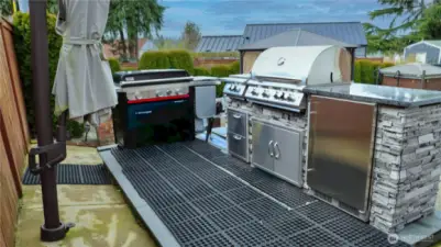 Outdoor kitchen and BBQ! Great for entertaining