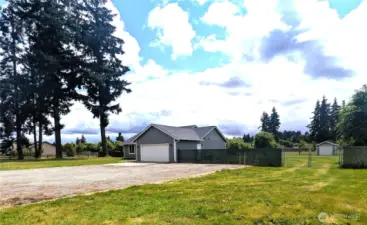 Excellent 3 bedroom home in Rochester on spacious acreage.