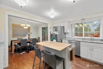 Eat in kitchen, open to dining