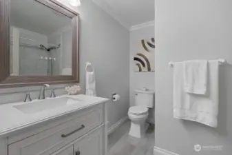 Full Bathroom on Main