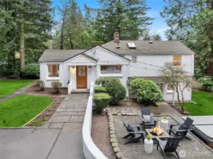 Sunny, spacious cottage in the woods.