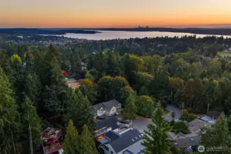 Beautifully situated at the top of a quiet Highlands cul-de-sac, just minutes from premier parks, downtown Kirkland, the Cross Kirkland Corridor, waterfront parks, and award-winning Lake Washington schools. A lifestyle many travel to experience — beautiful waterfront moments, vibrant surroundings, and some of the Pacific Northwest’s most stunning sunsets.