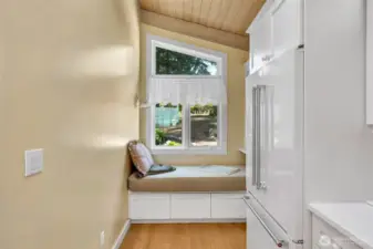 reading nook off kitchen.