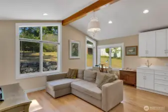 2nd livingroom on main