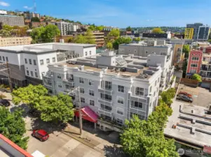 Easy Access to Downtown and Seattle Center