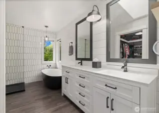 Newly remodeled 5-piece bath!