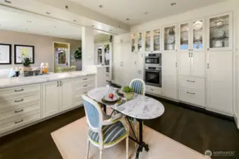 Perfect place for breakfast coffee or afternoon tea. So much storage !
