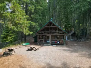 Welcome Home to Historic Salmon La Sac Cabin with Riverfront & Trails