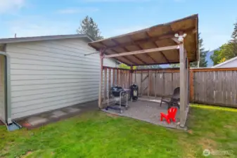 Covered bbq area off back of garage.