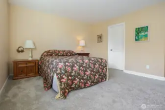 Master bedroom suite features southern exposure, Cascade Mountain views, walk in closet and 5 piece spa inspired tiled bathroom.