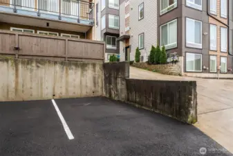 With parking located directly behind the back patio, coming home with groceries or heading out for the day couldn’t be easier. A rare and highly convenient feature for urban living on Queen Anne.