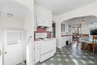 Basement Access: Conveniently located off the kitchen, the transition to the lower level is clean and accessible, maintaining the home’s efficient flow.