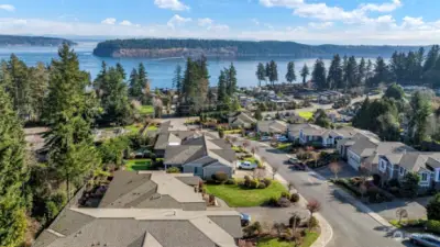 Grace Cove is conveniently located.  Minutes to the downtown village & Gig Harbor waterfront.