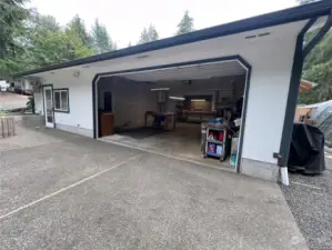 Spacious garage/shop and extra living space