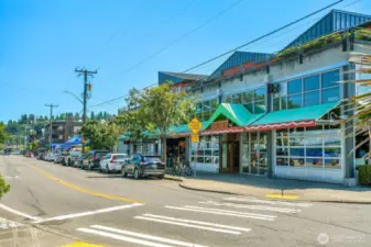 Short walk along the beach to restaurants, coffee shops and other amenities at Alki without being stuck in the middle of the sometimes too-bustling summer fun!