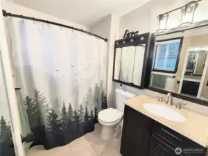 Master en-suite bathroom