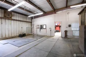 Cross tie area just off large tack room