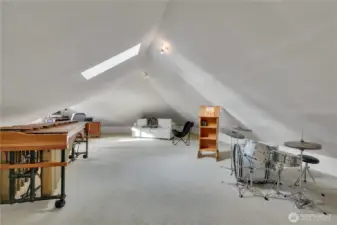 Large attic bonus music or play room!
