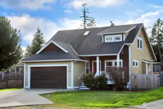 This one has excellent curbside appeal! Convenient Freeland location, on a cul-de-sac, in the Holmes Harbor neighborhood. Come tour during our Open House this Saturday (Jan 4th) from 12:00 pm to 2:00 pm.