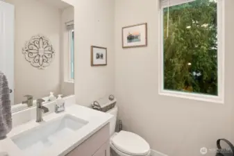 Main level 1/2 bath