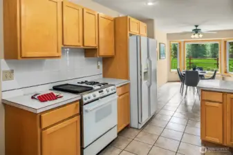 Sparkly clean and move in ready for all your kitchen supplies~
