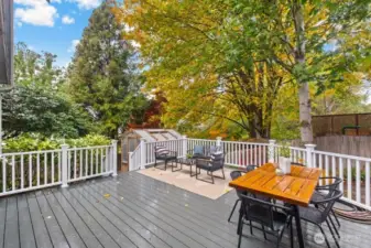 Large Trex-style deck, greenhouse, ideal for entertaining and BBQs