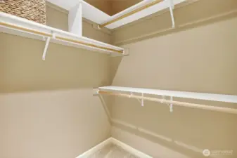 Closet shelving