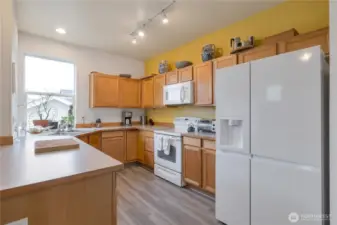 Spacious kitchen with a good amount of cabinet space