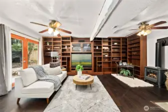 Huge family w/Gorgeous built-ins & gas wood stove