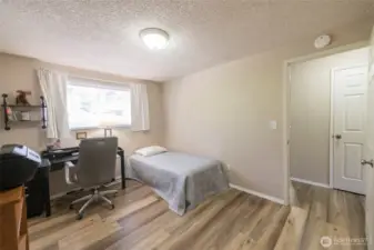 Bright and versatile bedroom—perfect for guests or office.