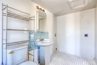 Primary ensuite (W/D hookups)