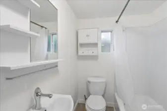 Full bathroom in cottage