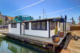 There is no boat moorage accompanying this floating home. There are nice view corridors to Gas Works Park and territorial views of the lake.