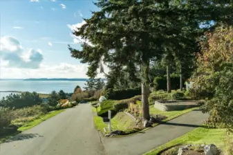 Dead end road. There is a community trail at the end of the road connecting the upper street to the lower street.