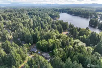 just a few blocks to Island Lake & Park